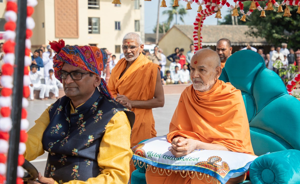 Swamishri on his way to Yogi Smruti Mandir for annakut darshan