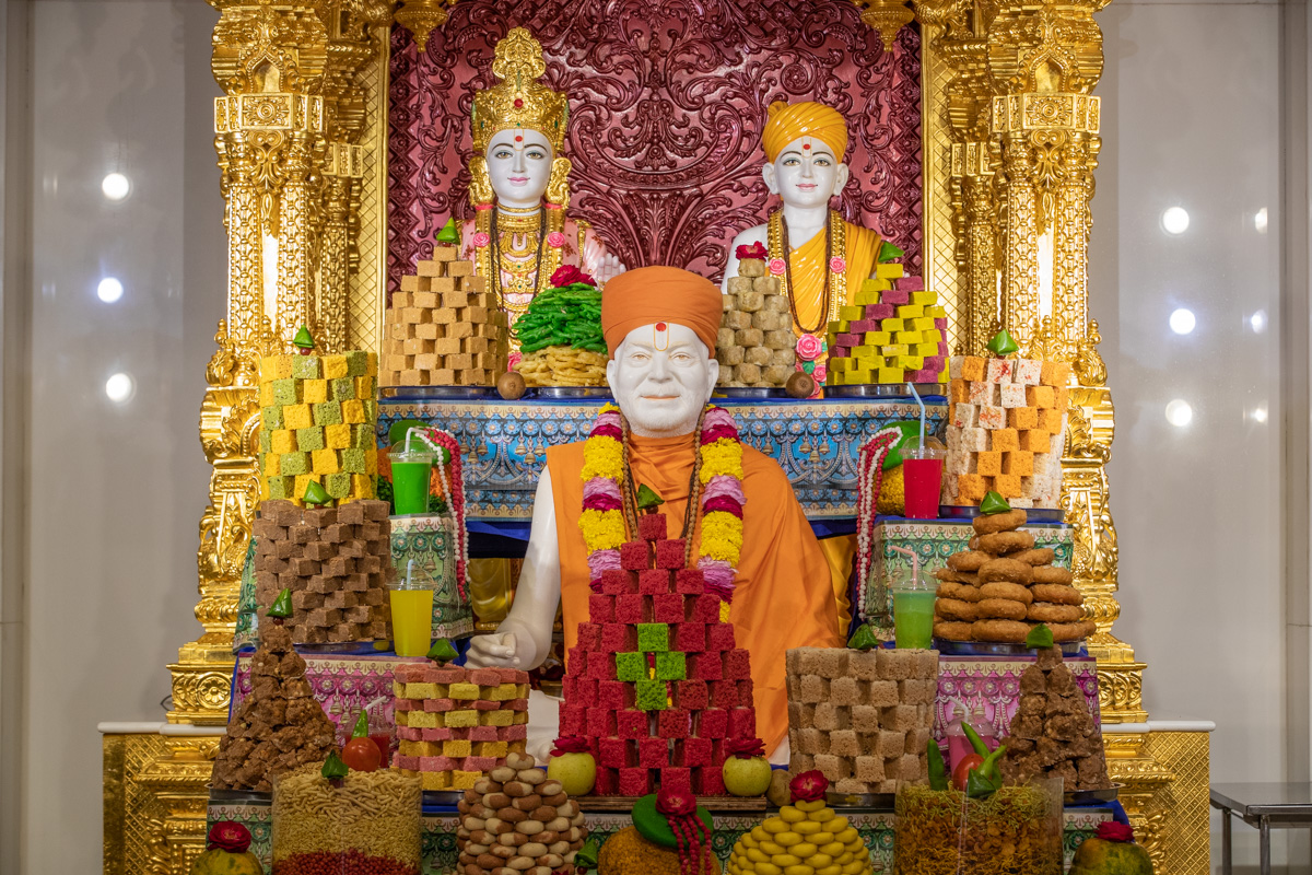 Annakut offered to Thakorji in Yogi Smruti Mandir