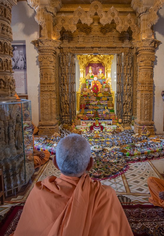 Swamishri doing darshan of annakut offered to Shri Akshar-Purushottam Maharaj and Brahmaswarup Yogiji Maharaj