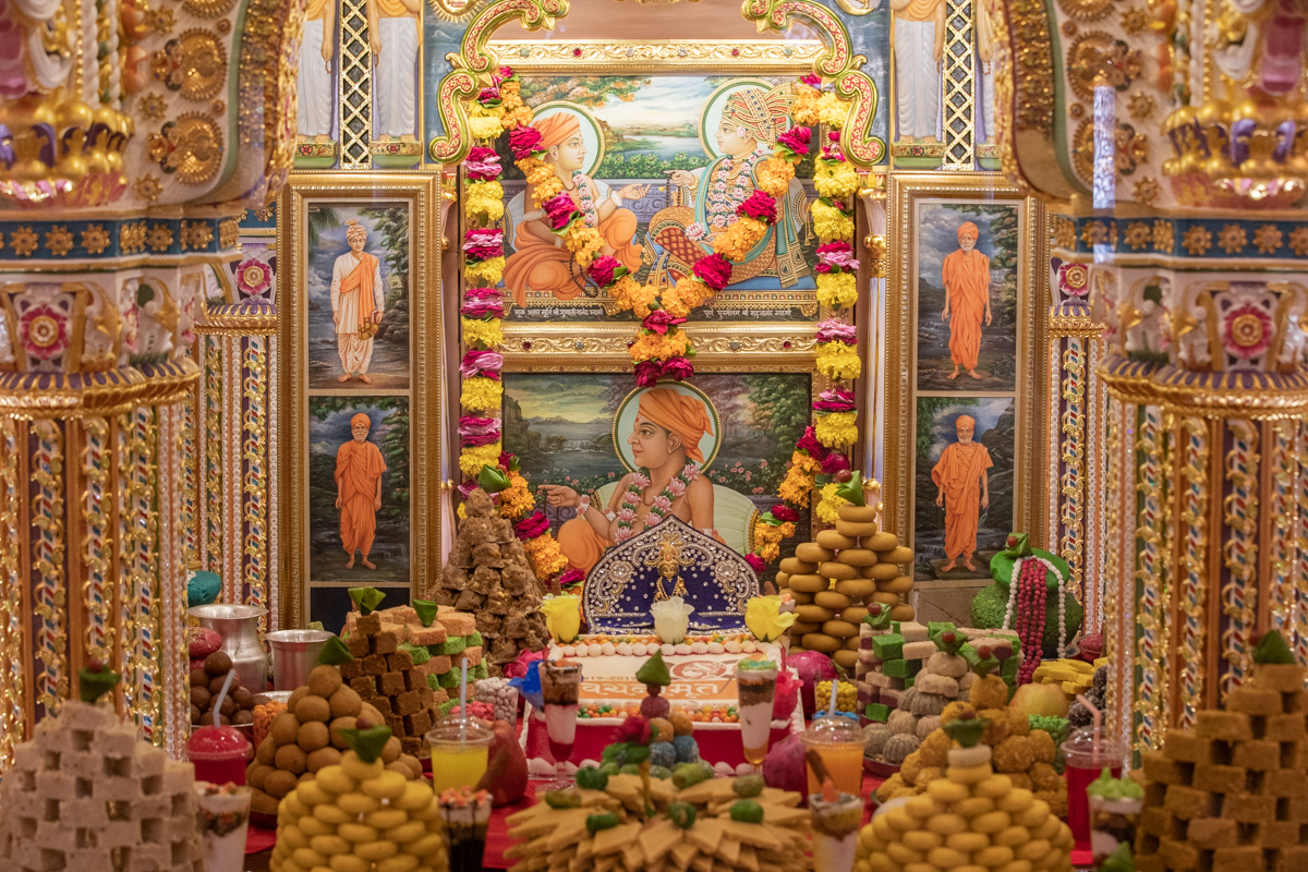 Annakut offered to Thakorji in the Akshar Deri