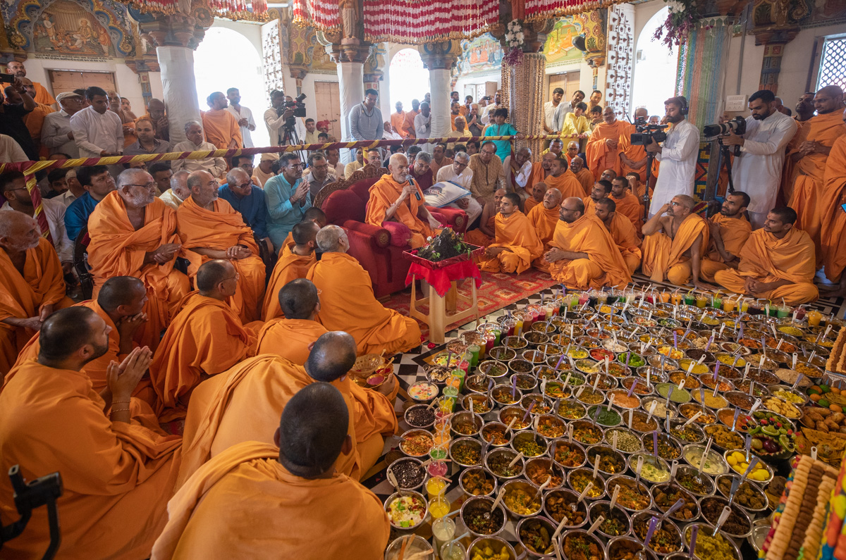 Swamishri blesses devotees