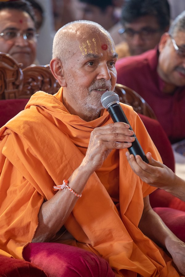 Swamishri blesses devotees