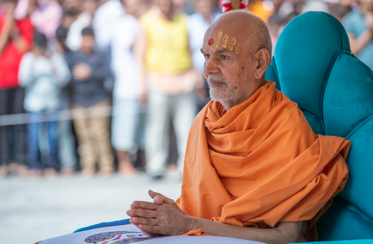 Swamishri greets all with folded hands