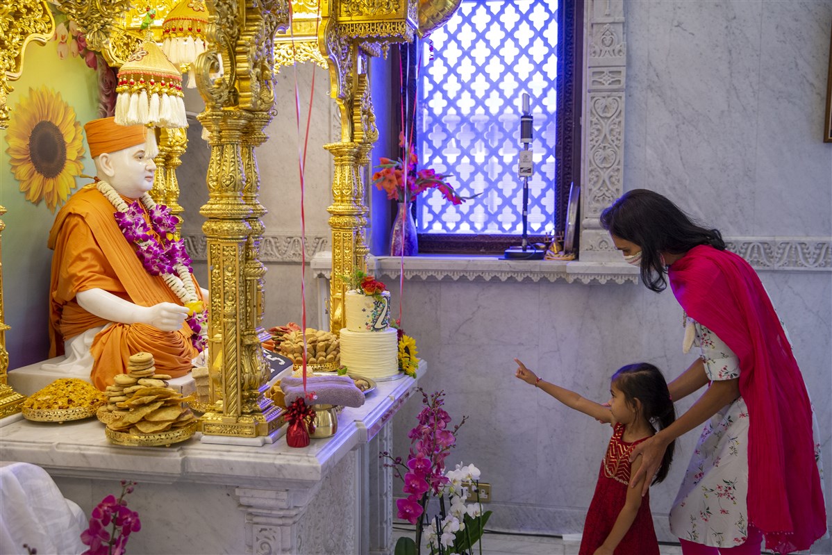 Mandir Darshan & Abhishek