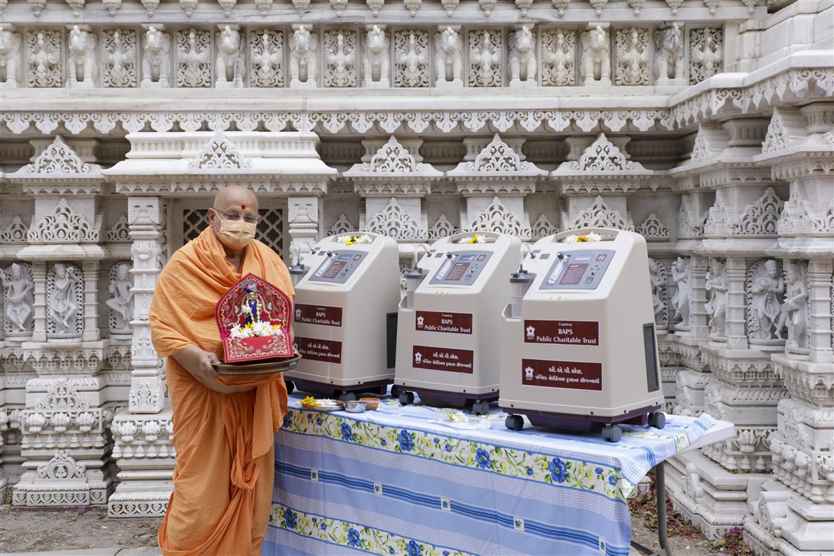 Pujya Ishwarcharan Swami with Shri Harikrishna Maharaj and oxygen concentrators