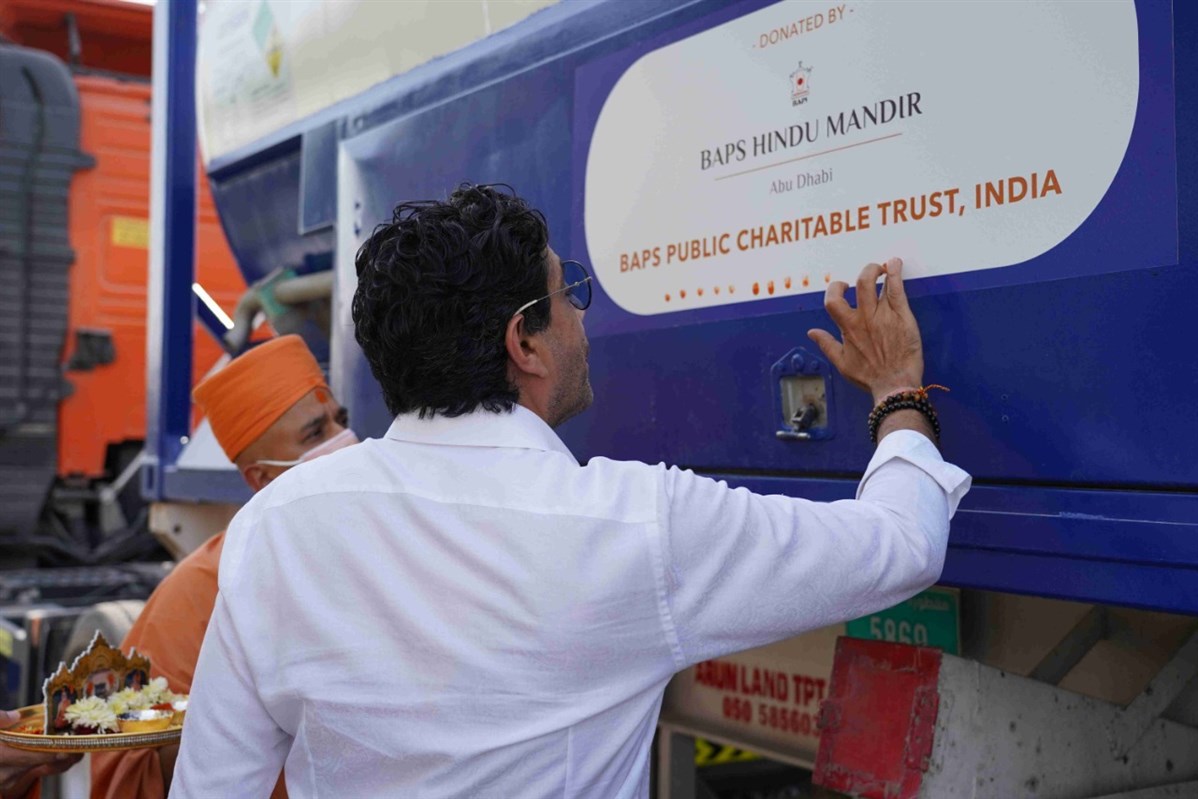 Shri Deepak Mehta of Global Gases Group doing pujan of Liquid Oxygen Tanks