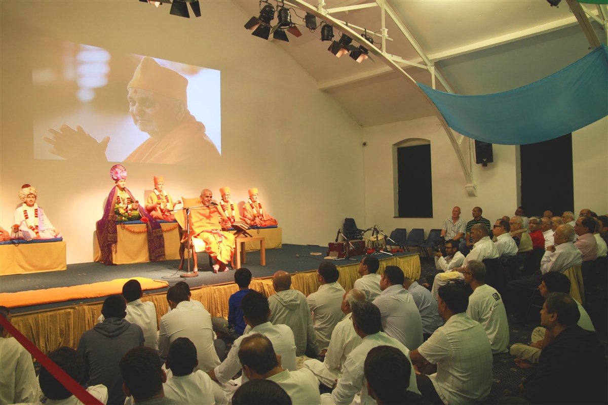 Mahant Swami Maharaj addressing the devotees at the Russell Street hari mandir, in 2015