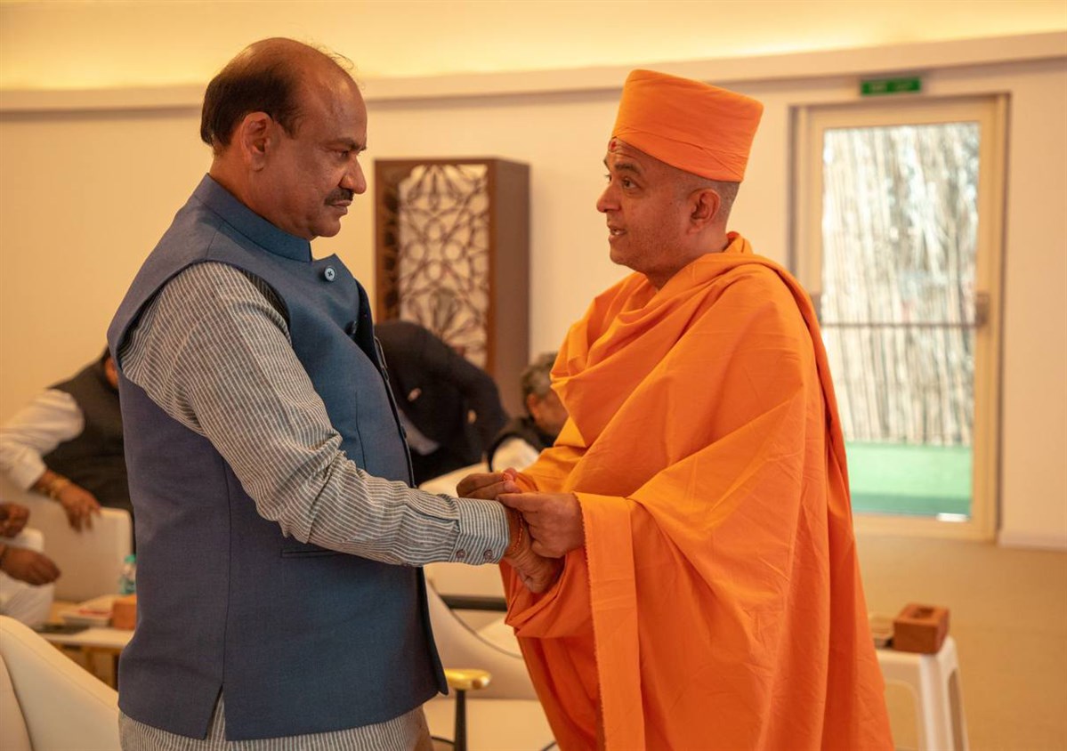 Brahmavihari Swami ties a nadachhadi on Shri Om Birla