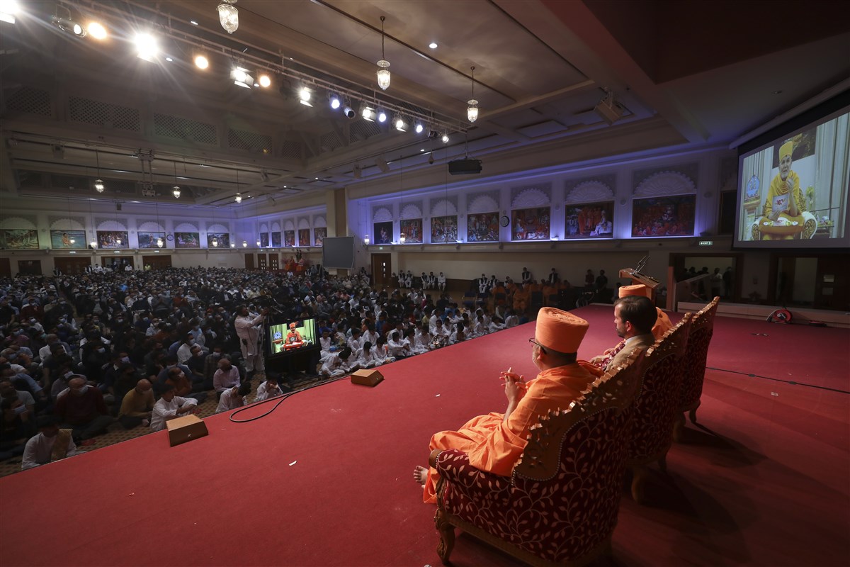 Mahant Swami Maharaj blessed: “May students excel in their studies and work together to serve society, expanding the circle of unity across the world.”