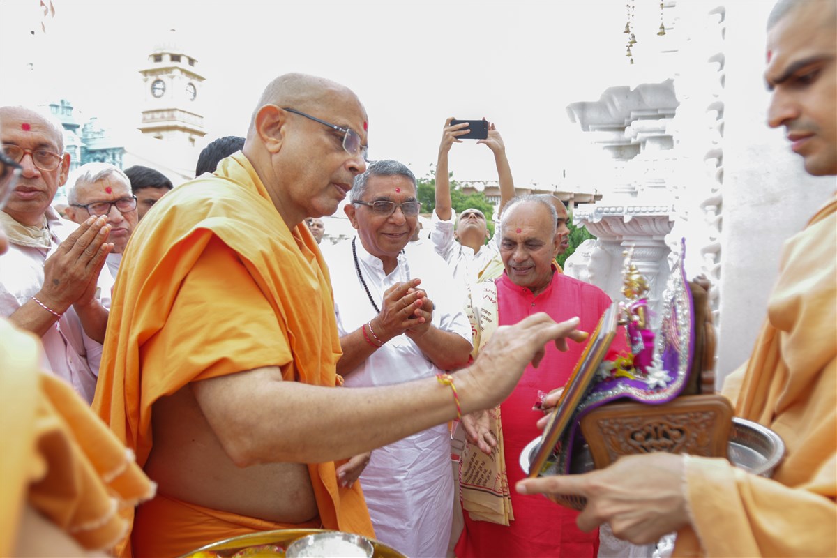 Gnaneshwar Swami performs pujan of Thakorji