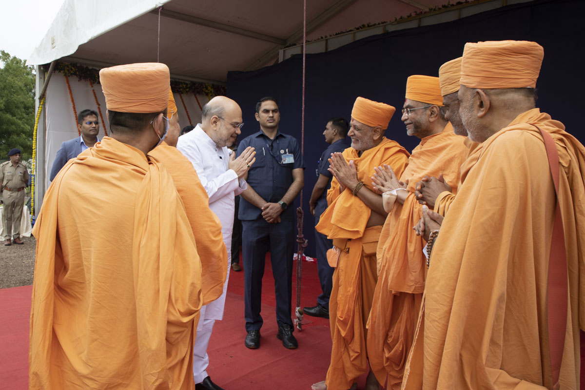 Shri Amitbhai Shah meets swamis