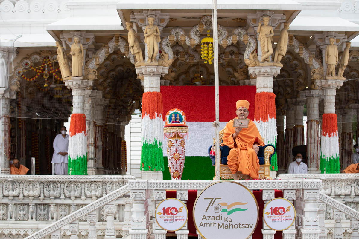 Swamishri addresses the ceremony