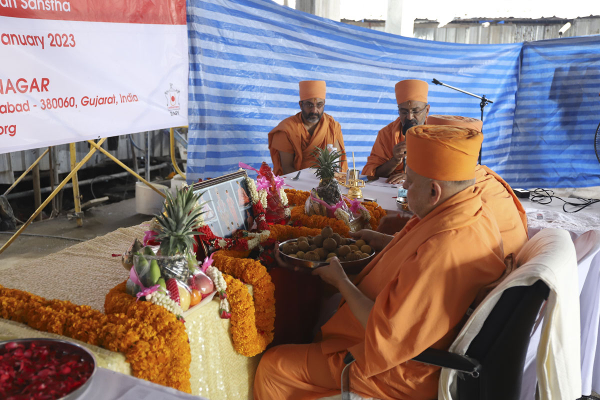 Pujya Ishwarcharan Swami offers thal to Thakorji