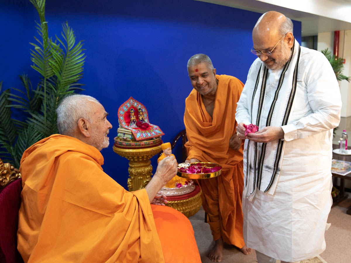 HH Mahant Swami Maharaj blesses Shri Amit Shah with a sanctified flower