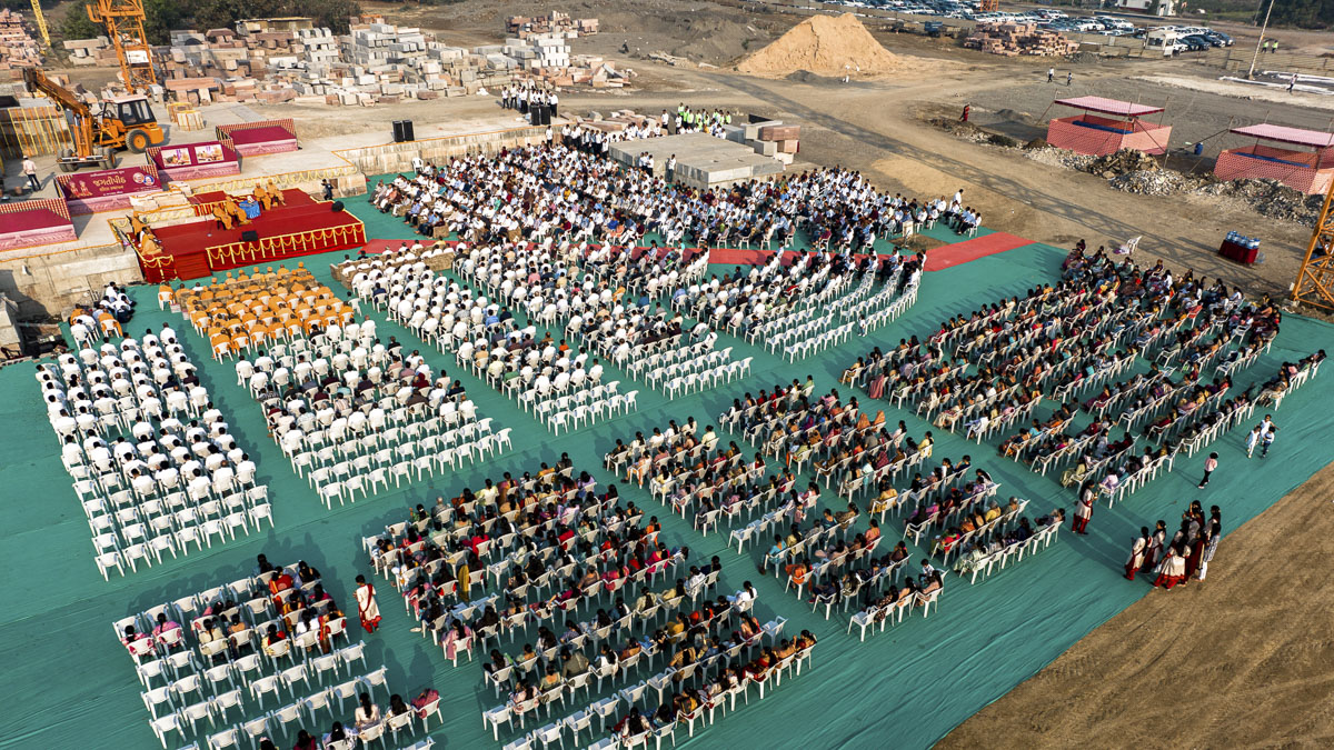 Devotees during the assembly