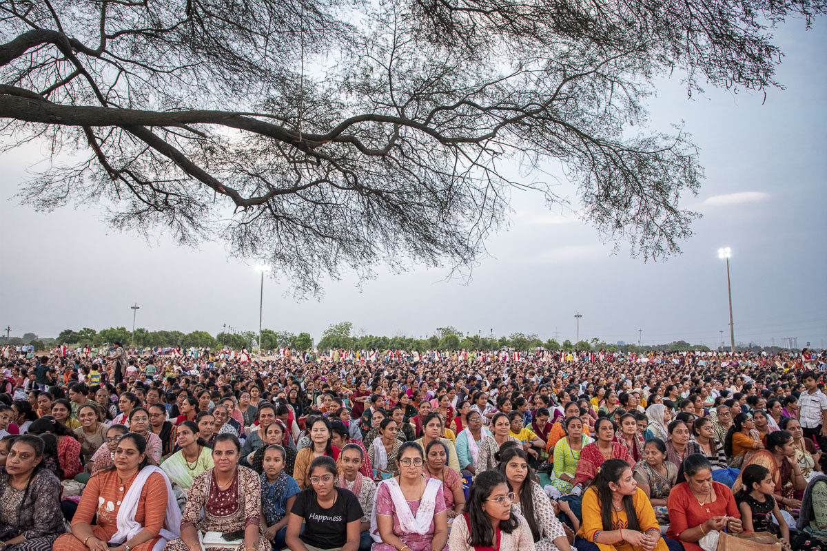 Devotees during the assembly