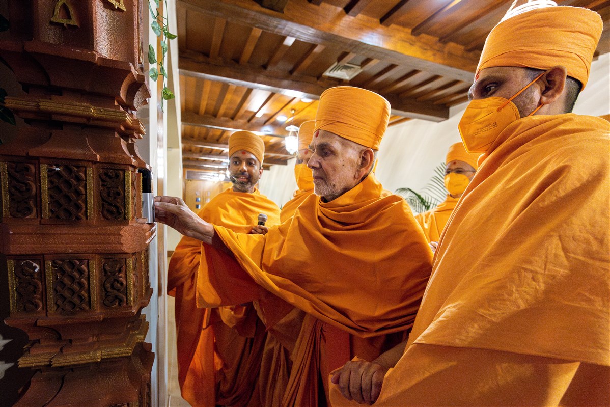 Mahant Swami Maharaj had arrived at the home of the family for a padhramani (home visit)