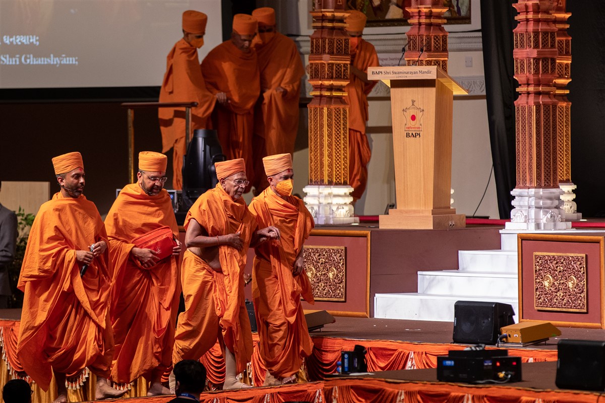 Swamishri, Sadguru Tyagvallabhdas Swami and swamis enter the 'home' of Prakashbhai as the assembly sings the traditional welcome kirtan, <i>Āj māre orde re āvyā Avināshi albel</i>
