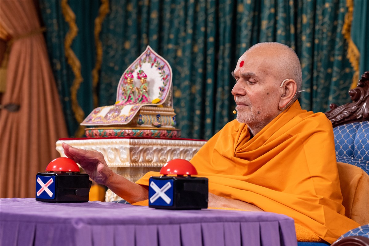 Swamishri interacts with the volunteers in a thematic game