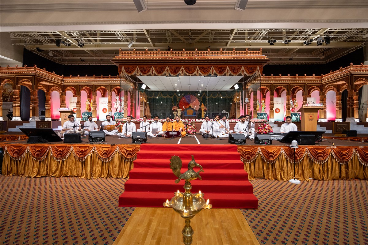 The evening began with a musical rendition of auspicious Vedic prayers for peace and harmony