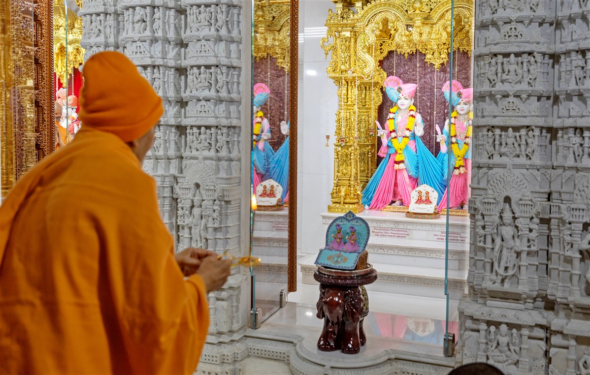Swamishri performs the morning arti