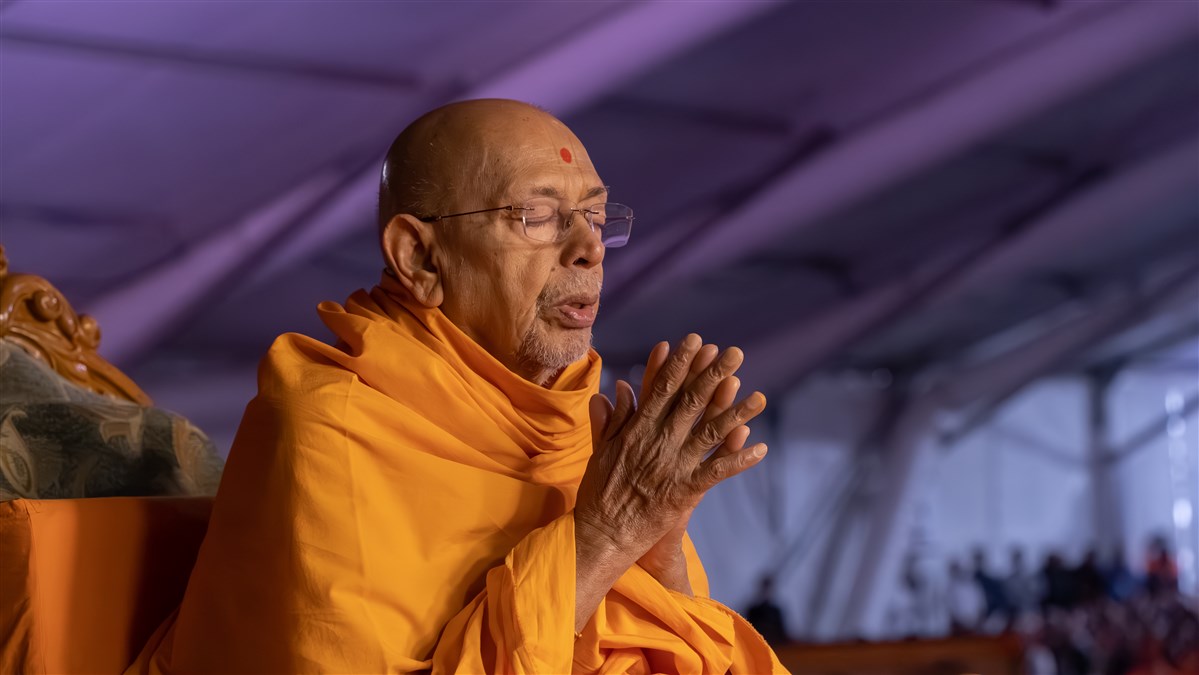 Sadguru Tyagvallabhdas Swami engrossed in the darshan of Swamishri