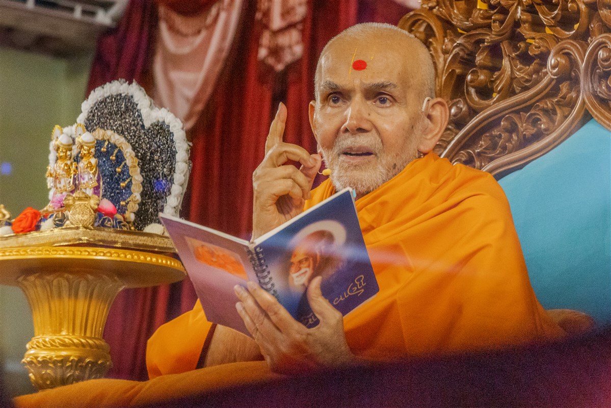 Swamishri delivers the morning discourse