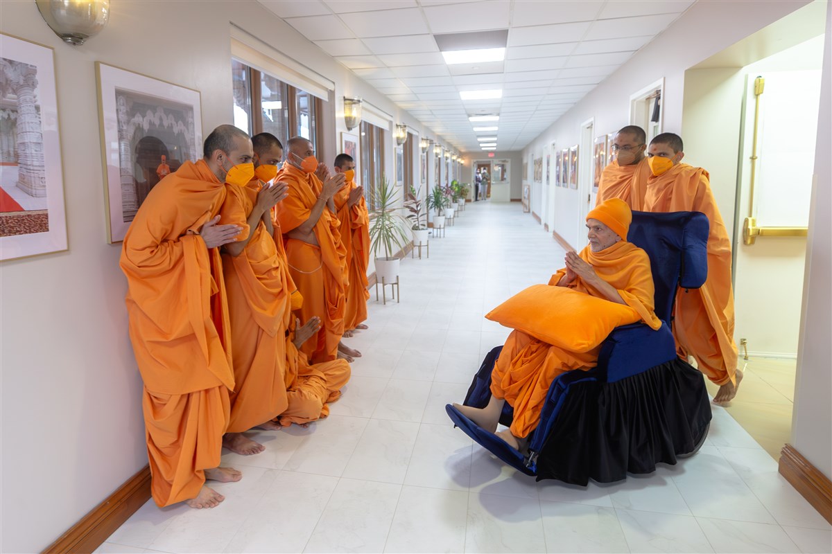 Param Pujya Mahant Swami Maharaj on his way to Thakorji's darshan