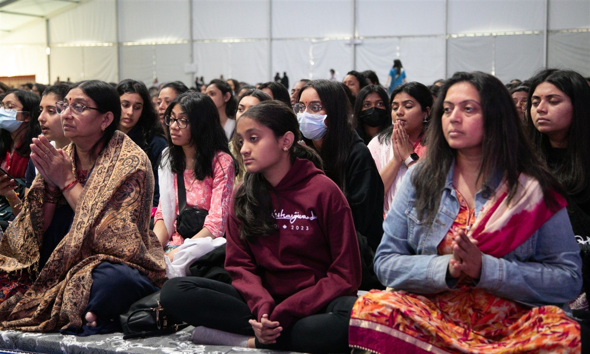 Devotees engrossed in the darshan of Swamishri