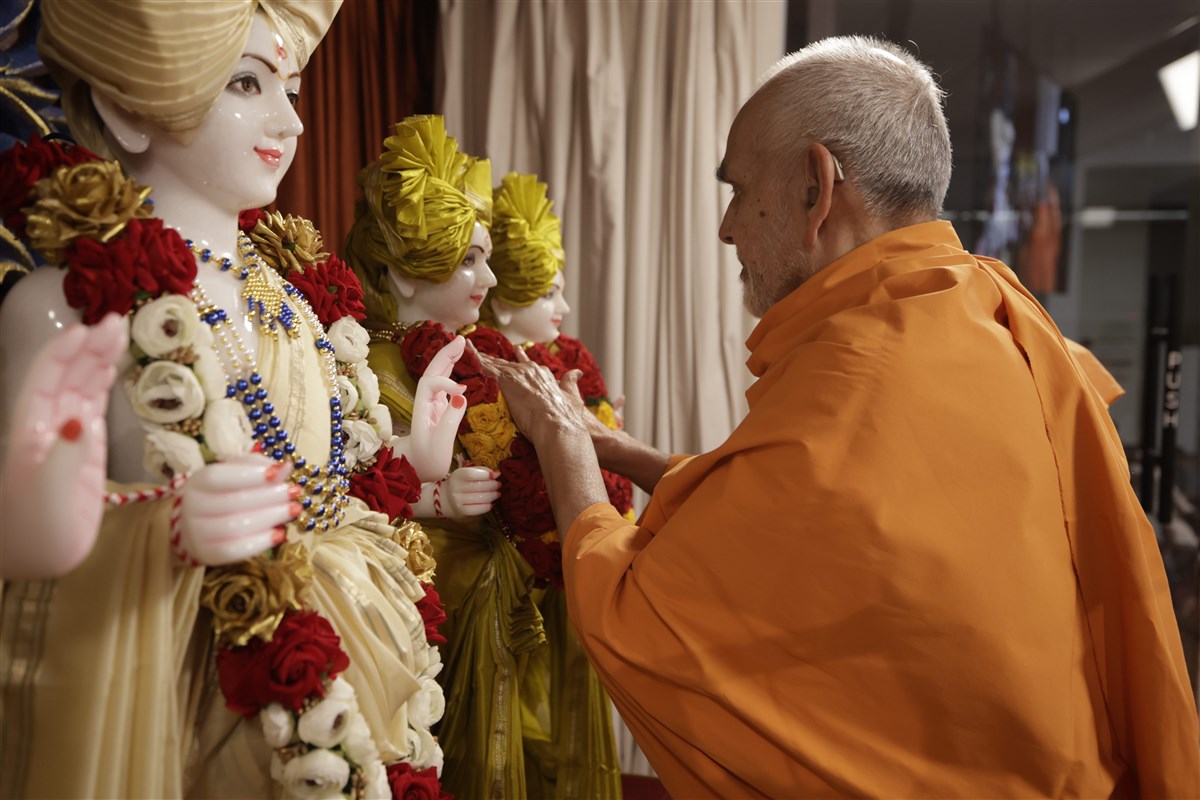 Murti Pratishtha by HH Mahant Swami Maharaj