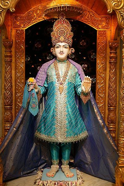 Pramukh Swami Maharaj departs London 
