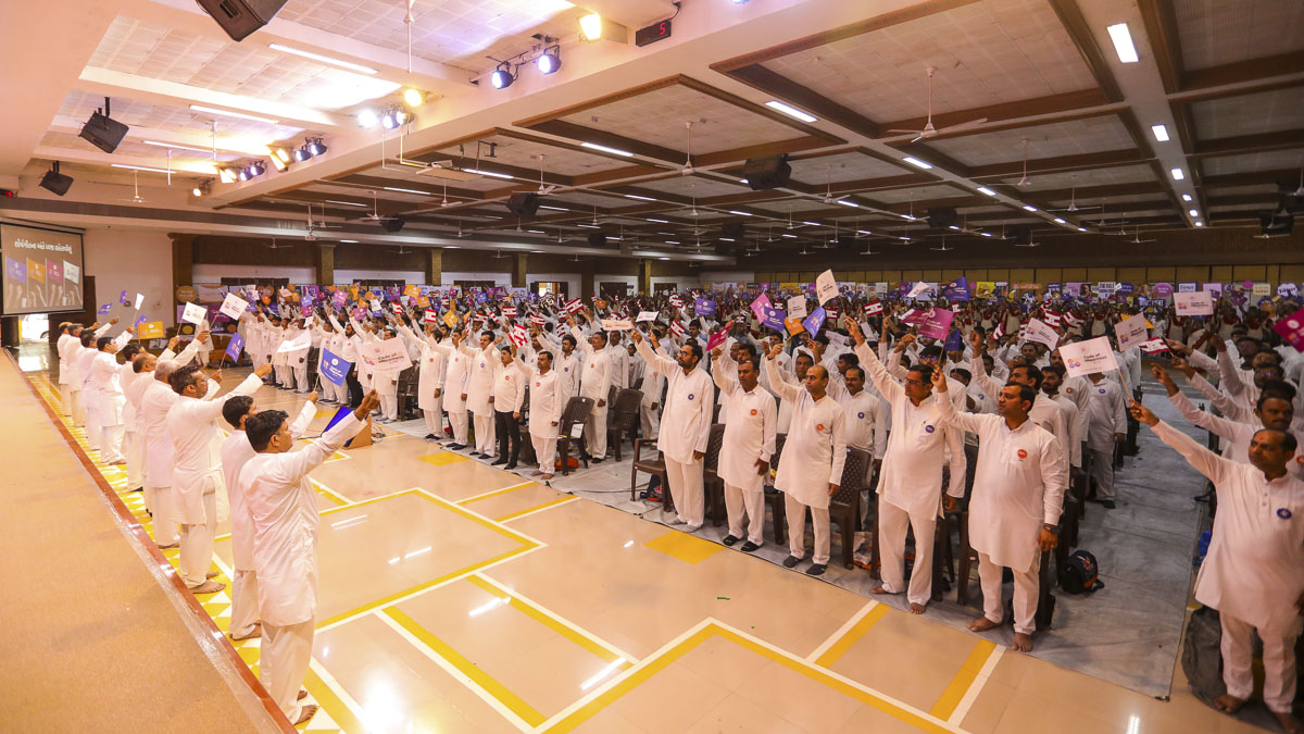 Bal karyakars wave a flag at the convention’s conclusion