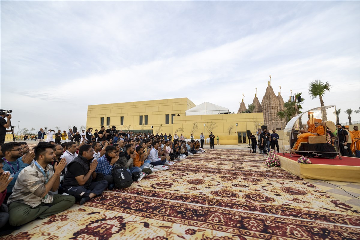 Swamishri gave darshan to the hundreds of devotees who had been waiting patiently at the Mandir