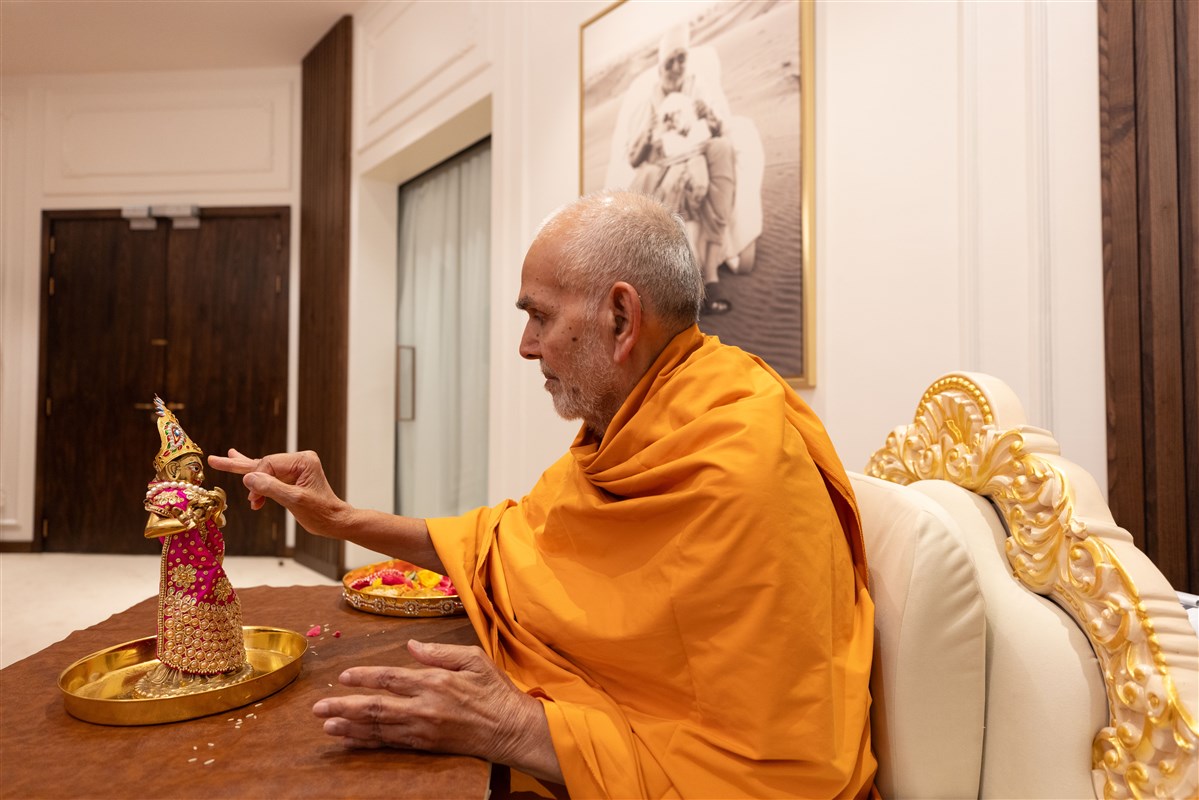 Swamishri offering his reverence to Shri Madanmohan Bhagwan