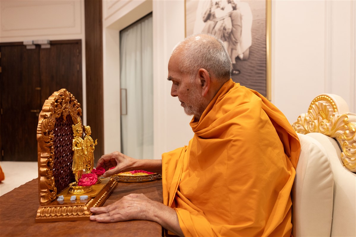 Swamishri offering his reverence to Shri Akshar-Purushottam Maharaj