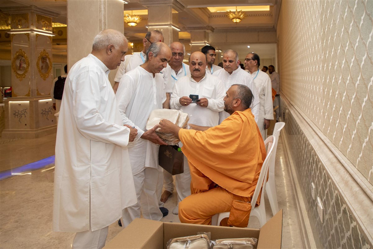 Swami Bahushrutdas gifts shibir souvenirs to the attendees