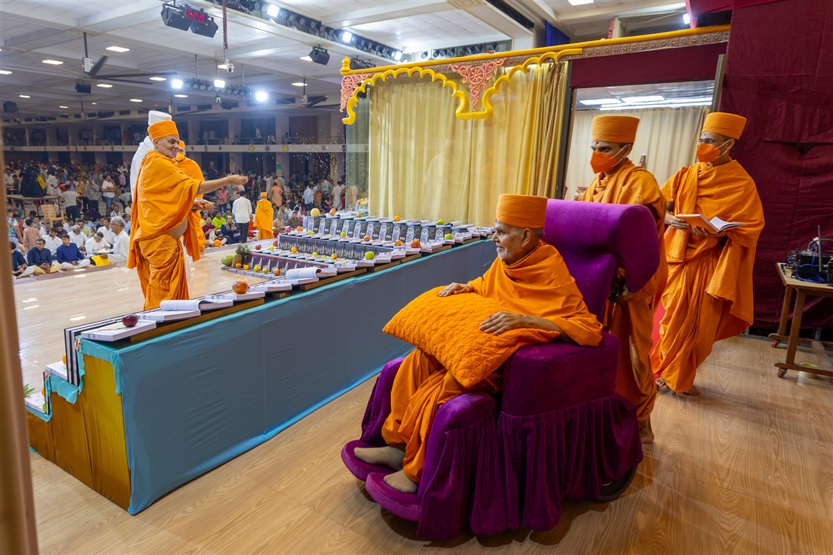 Pujya Viveksagar Swami showers sanctified rice grains on the accounts books