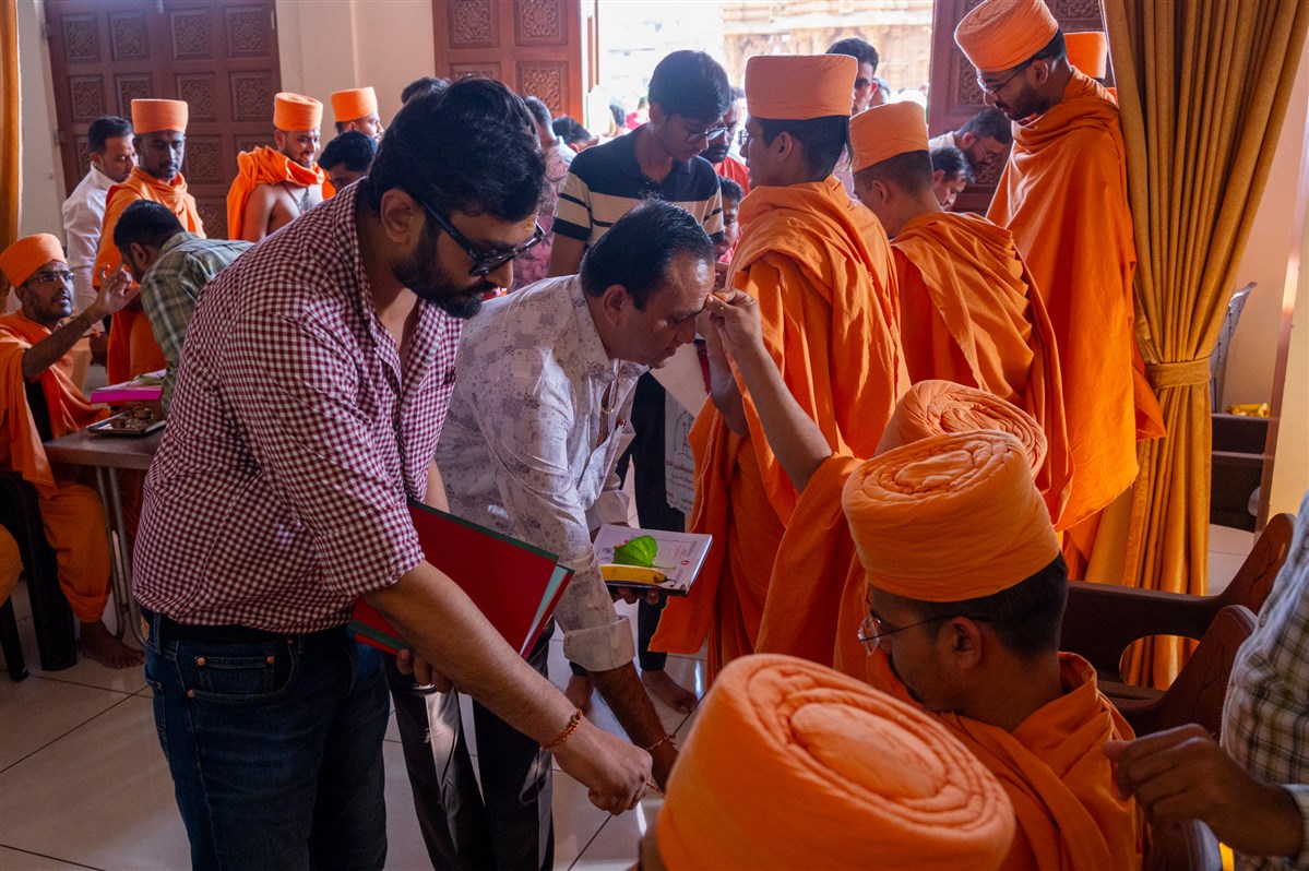 Devotees arrive for Chopda Pujan
