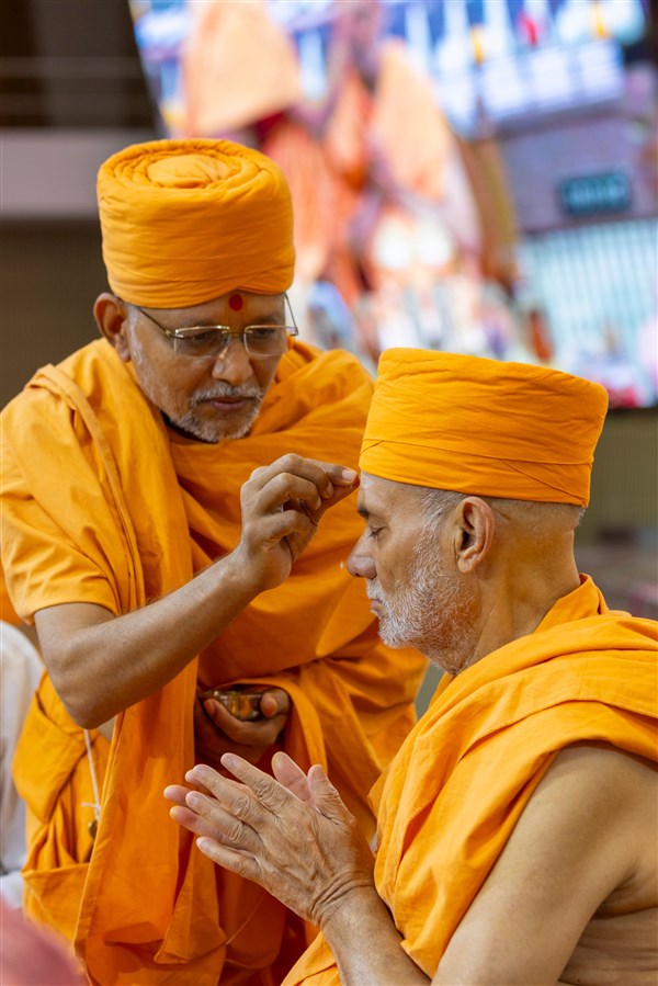 Dipvyapurush Swami applies a chandlo to Pujya Viveksagar Swami