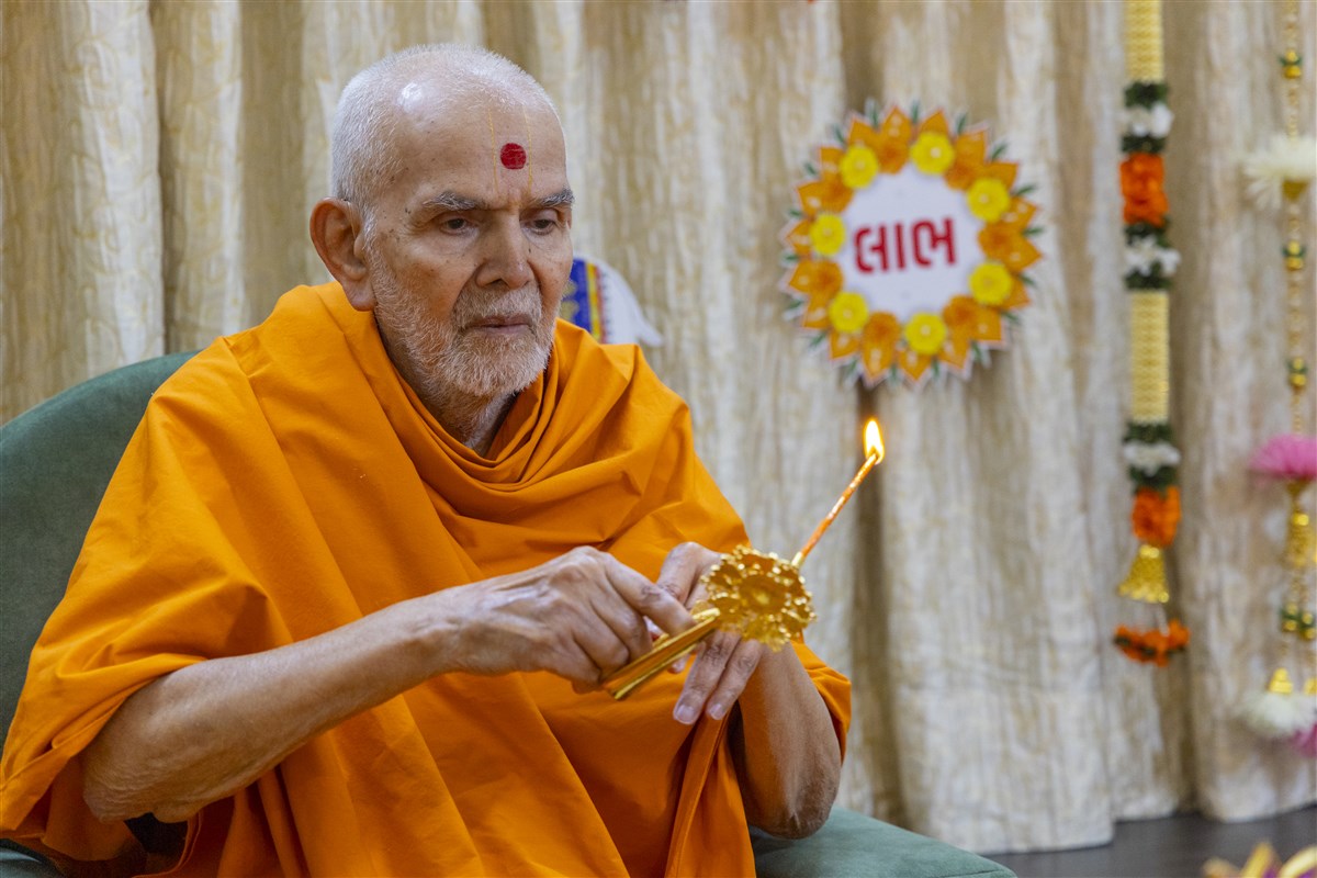 Swamishri performs the arti