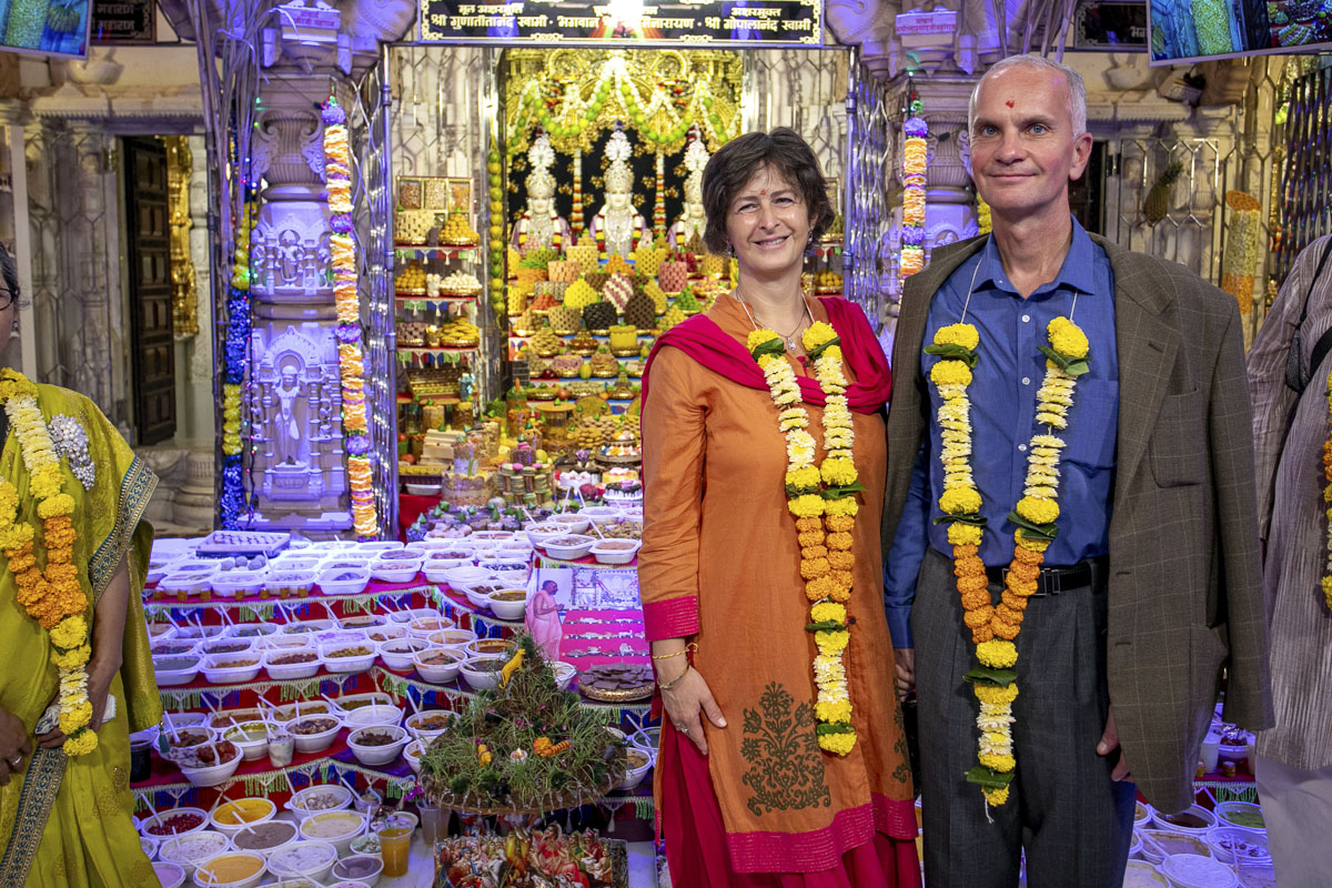 Diplomats Delighted by Annakut Darshan at BAPS Shri Swaminarayan Mandir, Mumbai