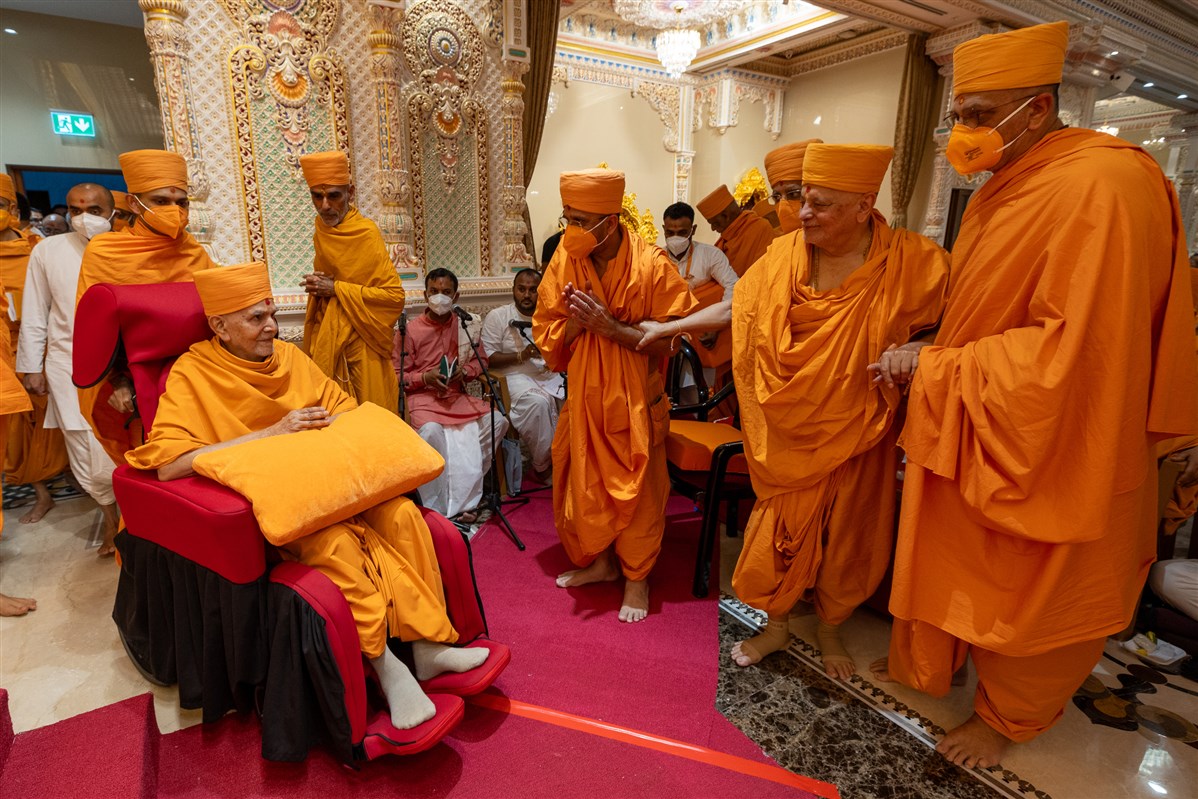Swamishri greets Pujya Ishwarcharan Swami