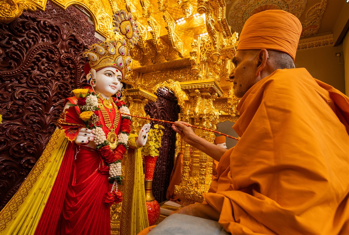 Swamishri performs the murti-pratishtha rituals
