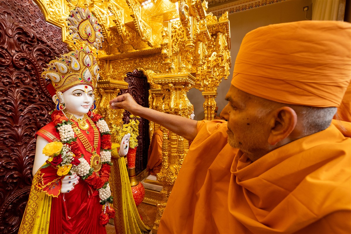 Swamishri performs the murti-pratishtha rituals