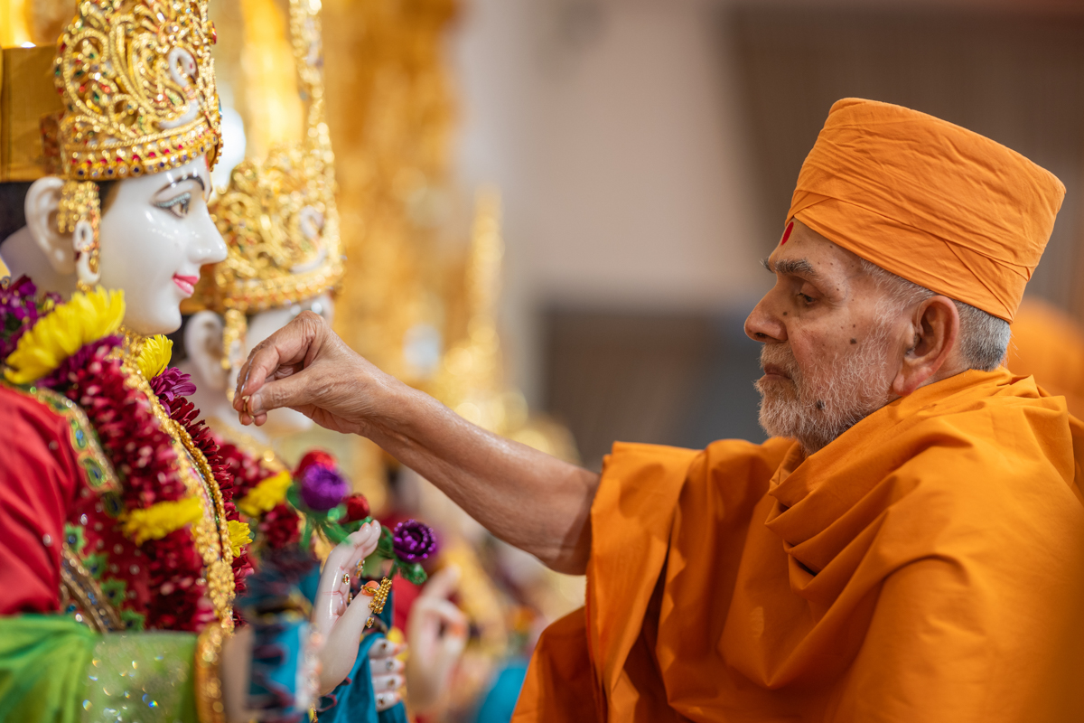 Swamishri performs the murti-pratishtha rituals