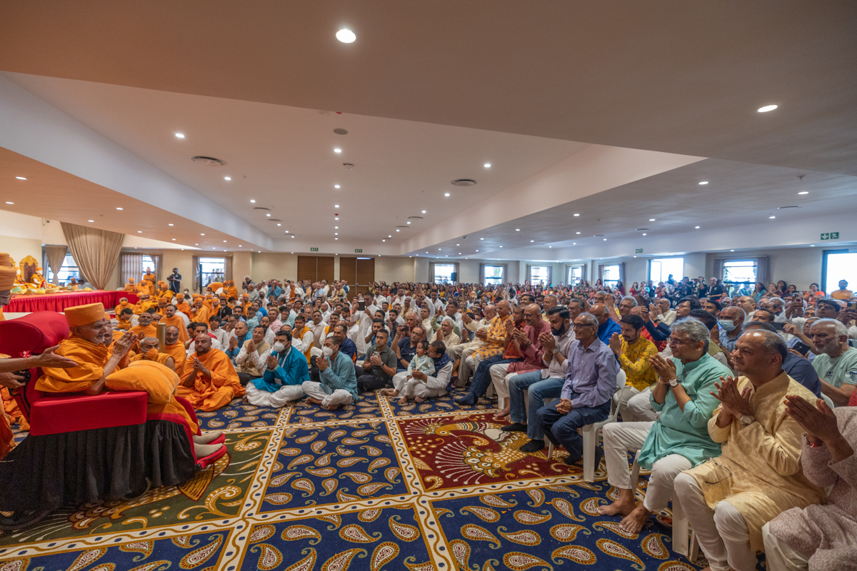 Devotees doing darshan of Swamishri