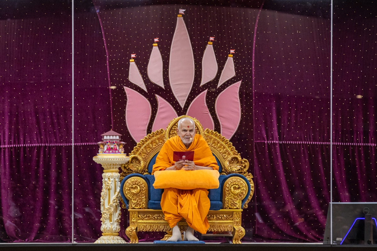 Swamishri blesses the assembly