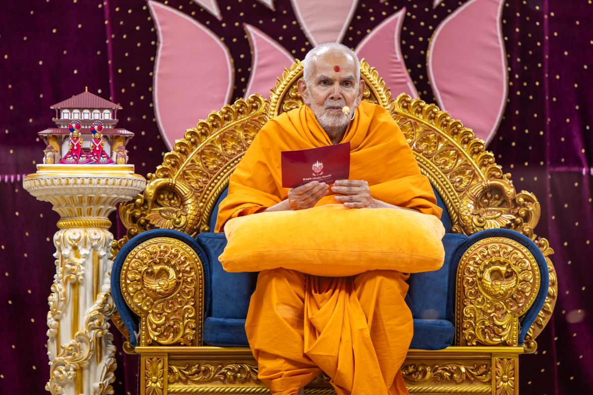 Swamishri blesses the assembly