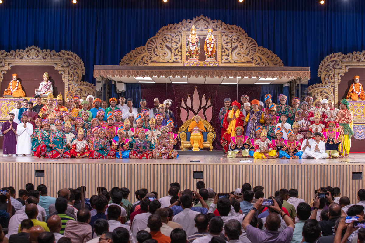 Children, youths and devotees with Swamishri