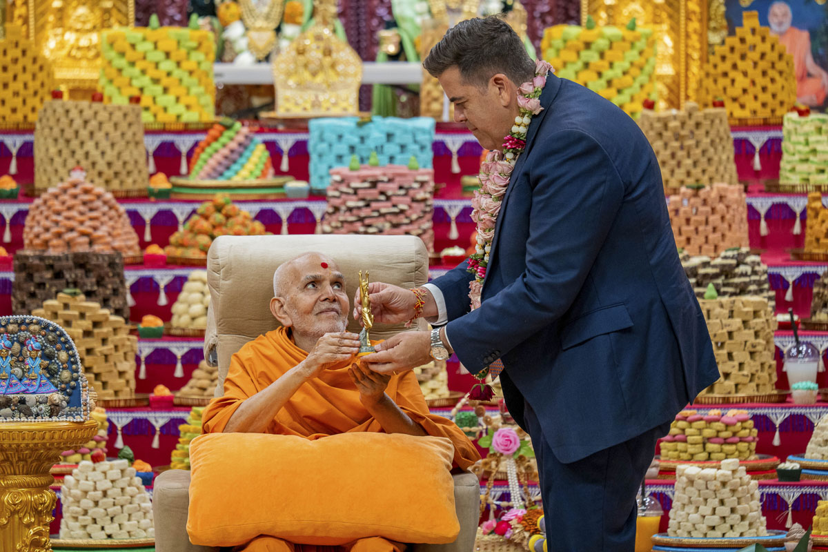 Hon Milton Dick Meets His Holiness Mahant Swami Maharaj